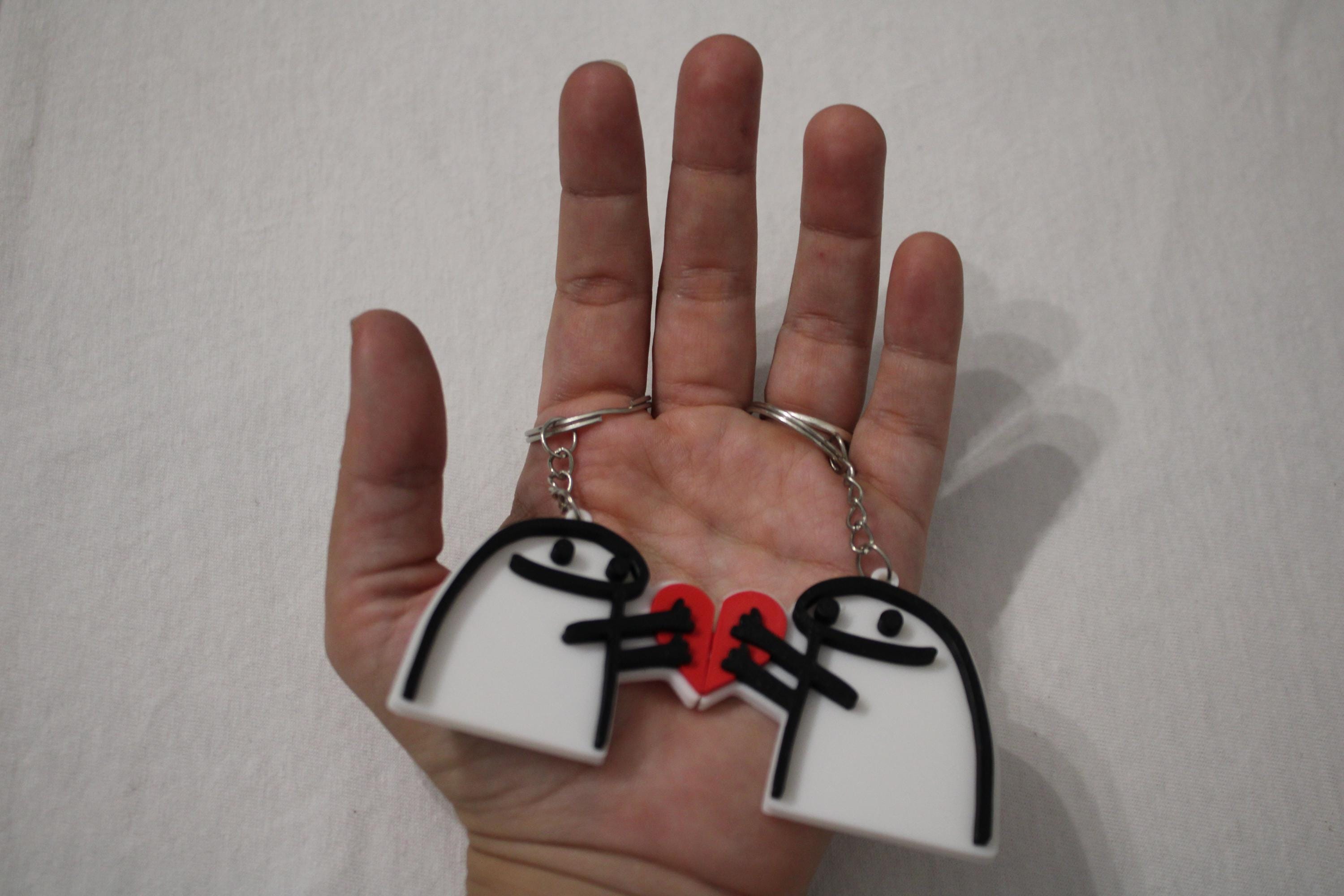 Llavero Pareja Estilo Flork – 2 Llaveros con Corazón Unido | Regalo Divertido y Romántico para Novios o Amistades