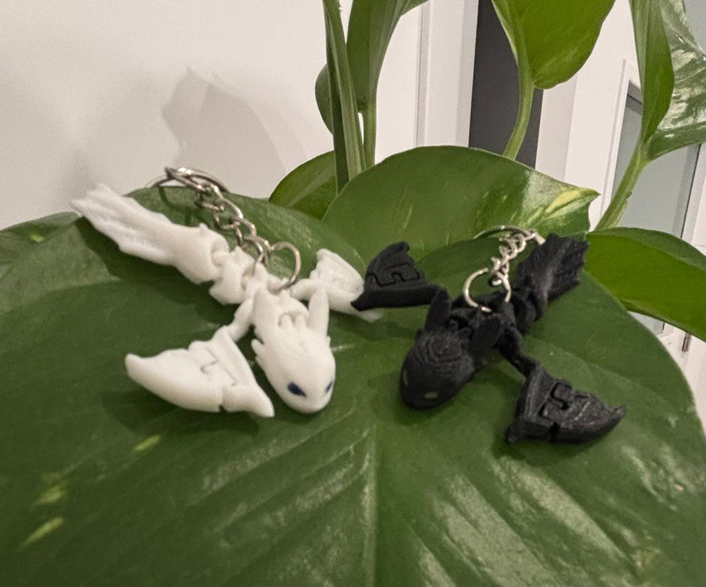 Set de 2 Llaveros Dragón Negro y Blanco – Pareja de Dragones Articulados 3D | Regalo Original y Romántico para Novios o Amistades