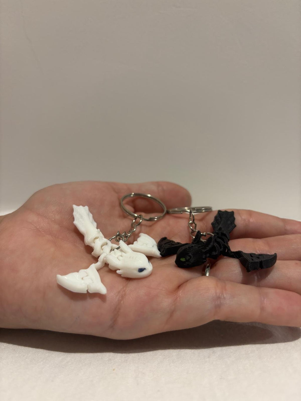 Set de 2 Llaveros Dragón Negro y Blanco – Pareja de Dragones Articulados 3D | Regalo Original y Romántico para Novios o Amistades