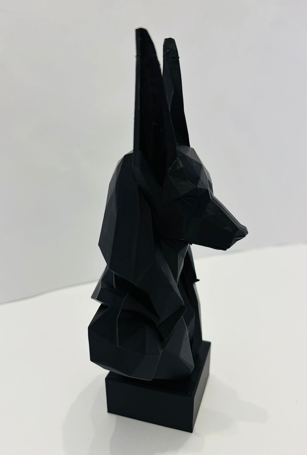 Busto Anubis Low Poly | 17.5cm | Escultura Egipcia Moderna | Figura Decorativa Impresa en 3D | Decoración de Interiores