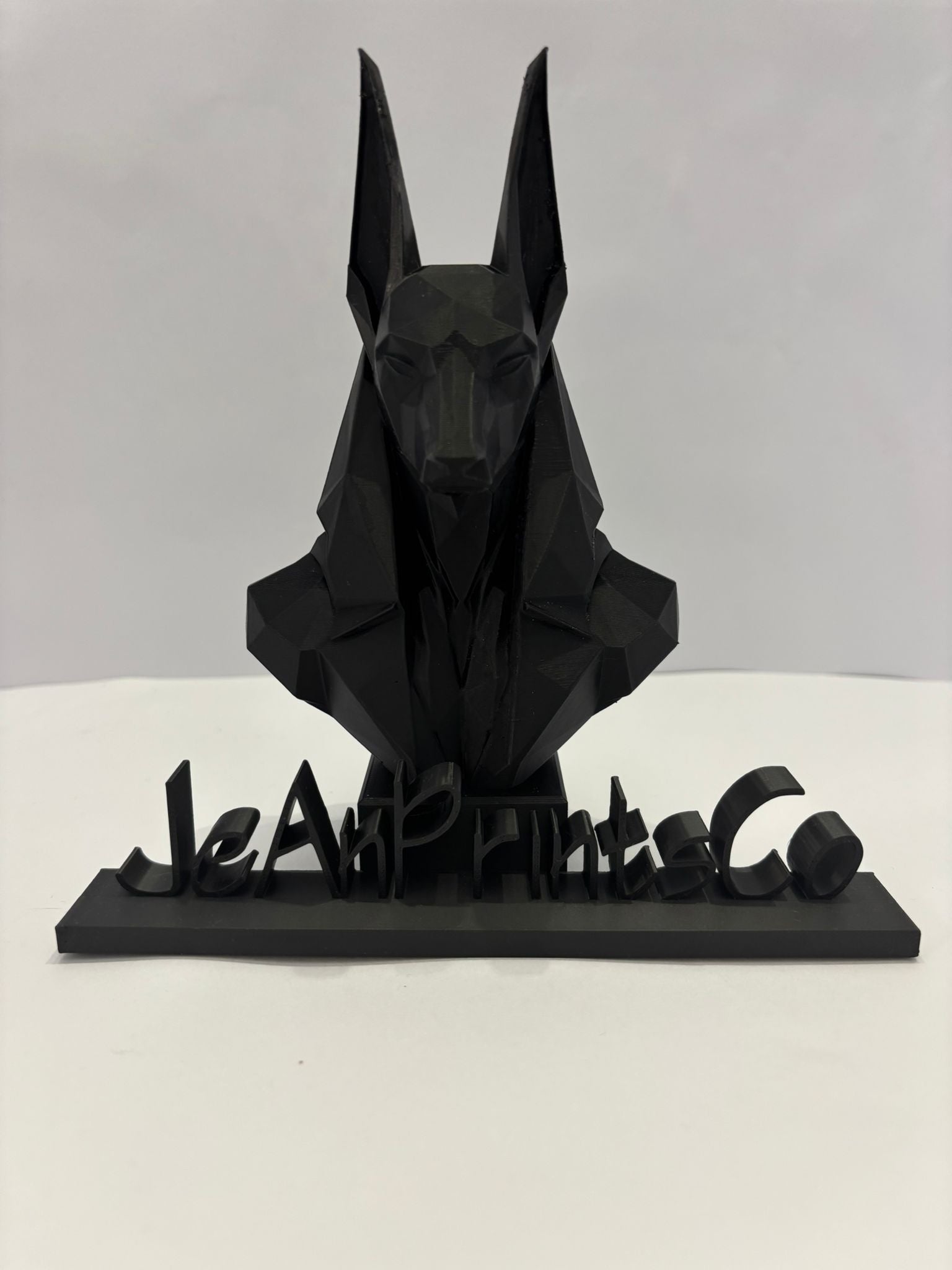 Busto Anubis Low Poly | 17.5cm | Escultura Egipcia Moderna | Figura Decorativa Impresa en 3D | Decoración de Interiores