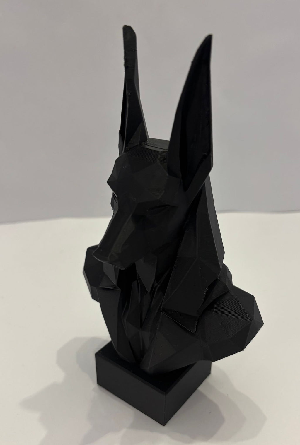 Busto Anubis Low Poly | 17.5cm | Escultura Egipcia Moderna | Figura Decorativa Impresa en 3D | Decoración de Interiores