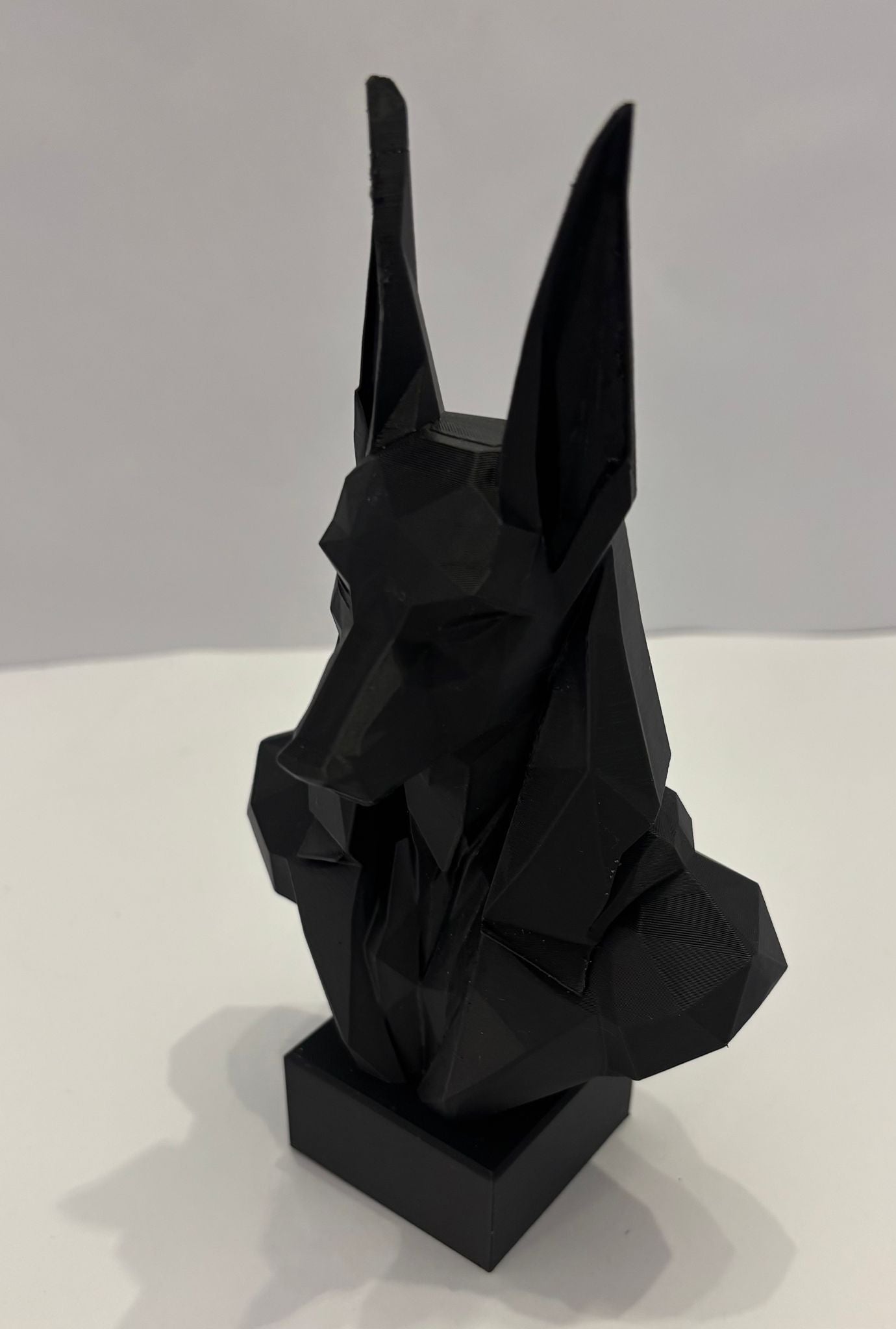 Busto Anubis Low Poly | 17.5cm | Escultura Egipcia Moderna | Figura Decorativa Impresa en 3D | Decoración de Interiores