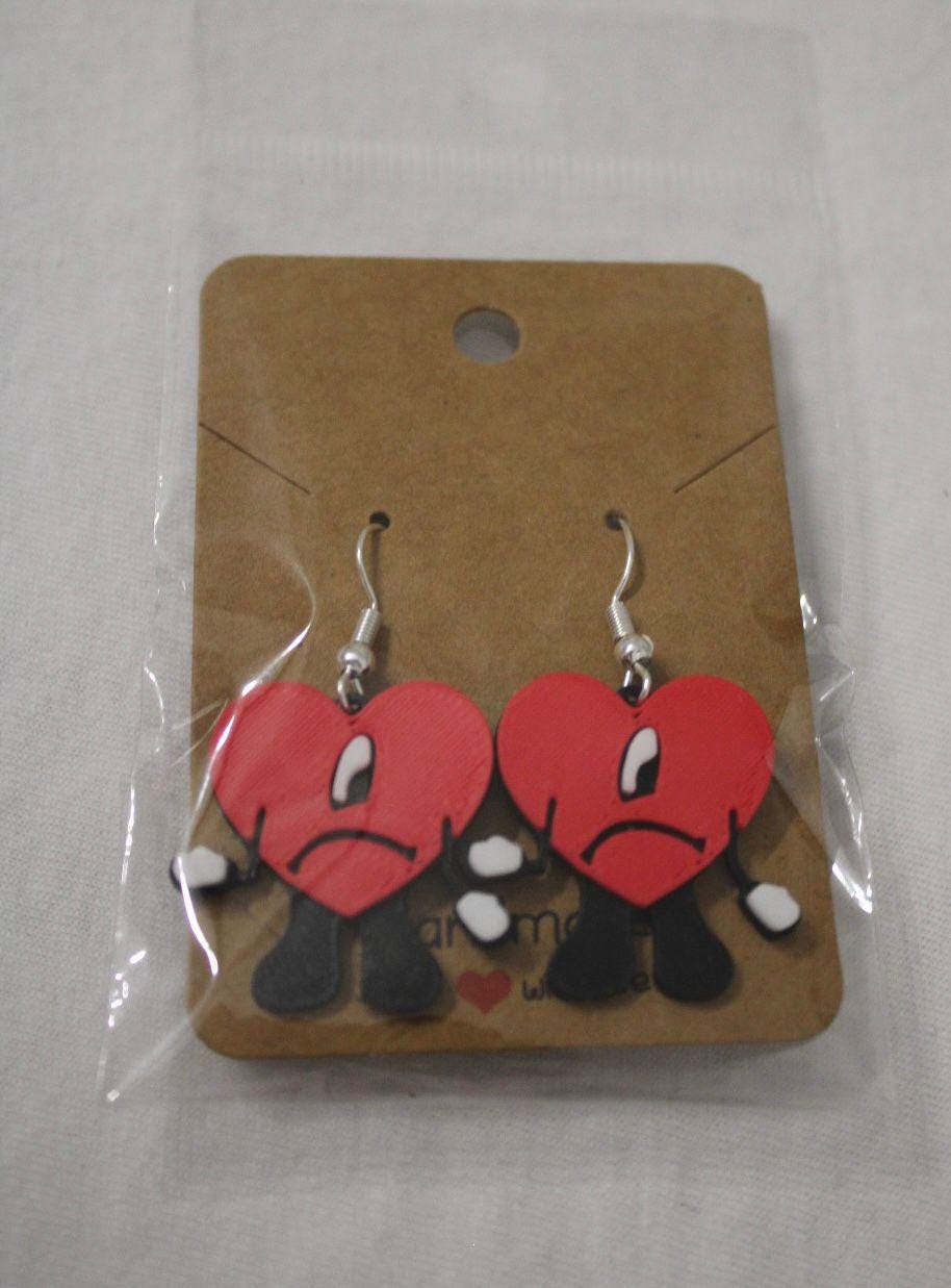 Pendientes Corazón Bad Bunny – Pendientes 3D Rojos con Diseño Divertido | Regalo Original