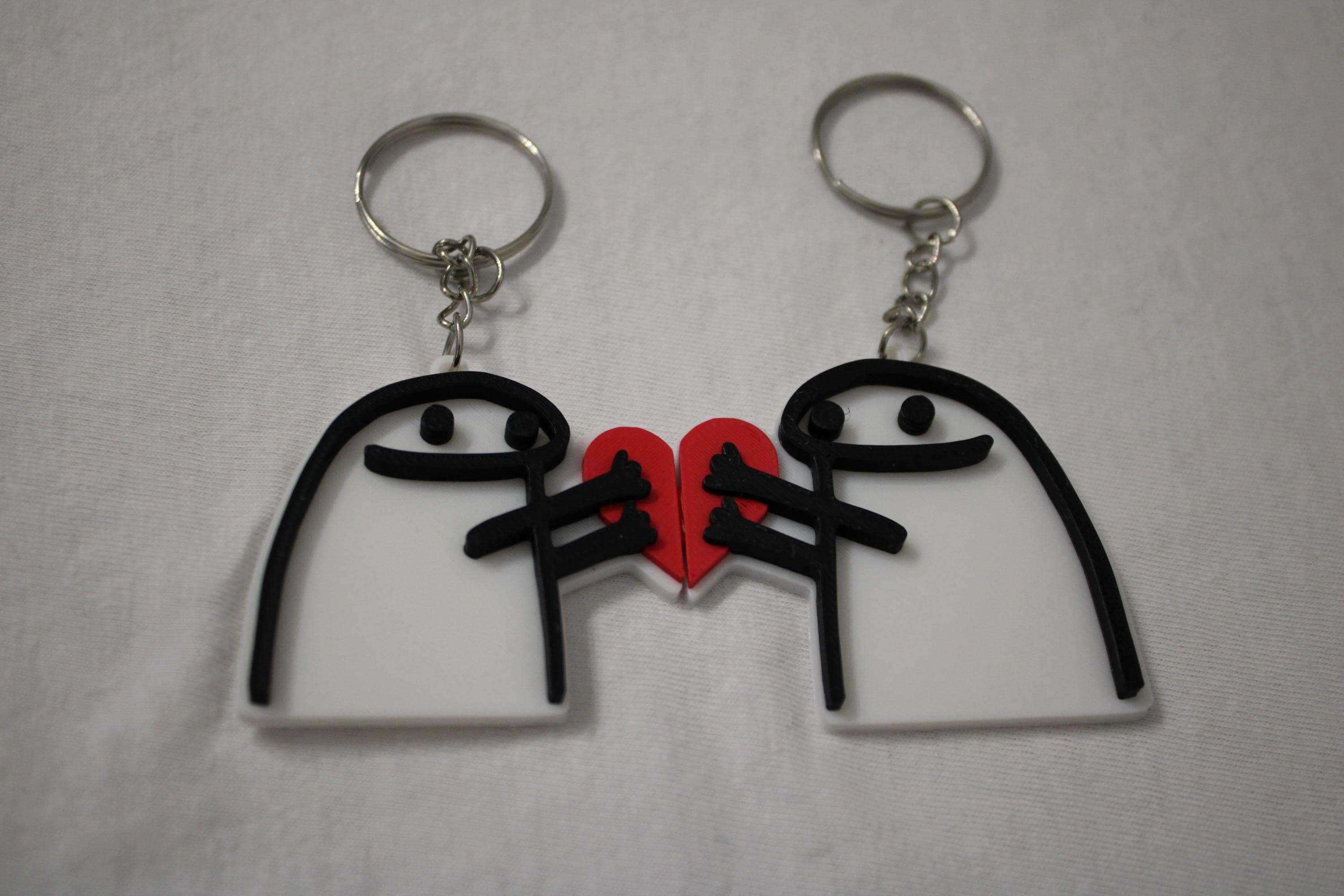 Llavero Pareja Estilo Flork – 2 Llaveros con Corazón Unido | Regalo Divertido y Romántico para Novios o Amistades